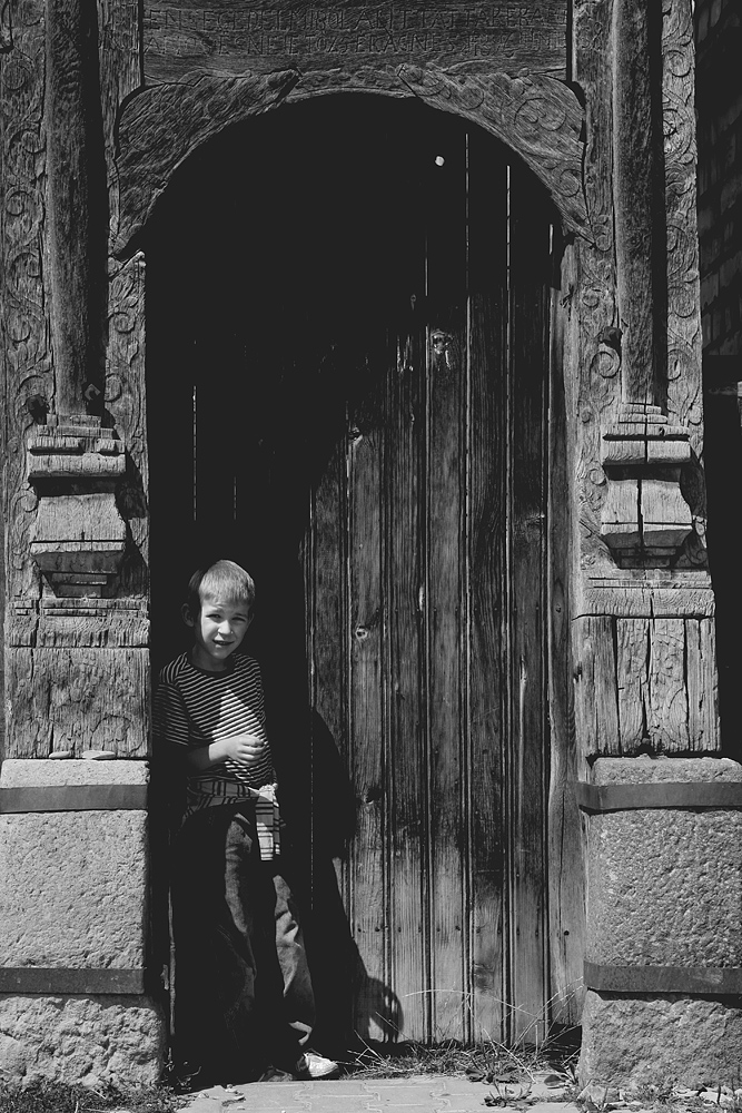 A_Máréfalva_Székelykapu árnyékában.jpg